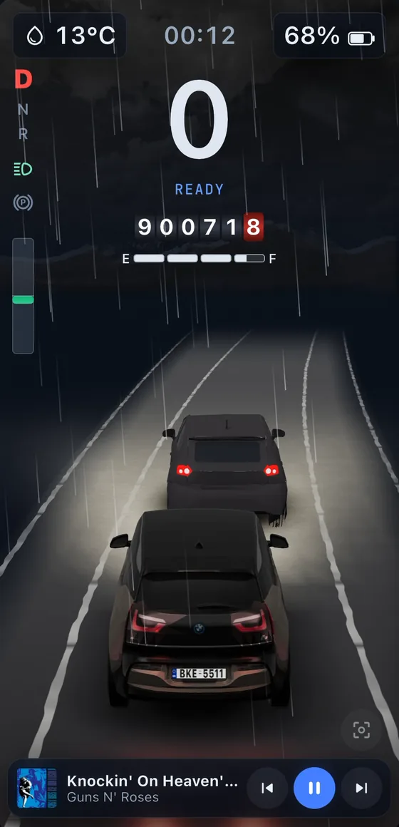 The dashboard at 0 km/h with a car drawn close in front